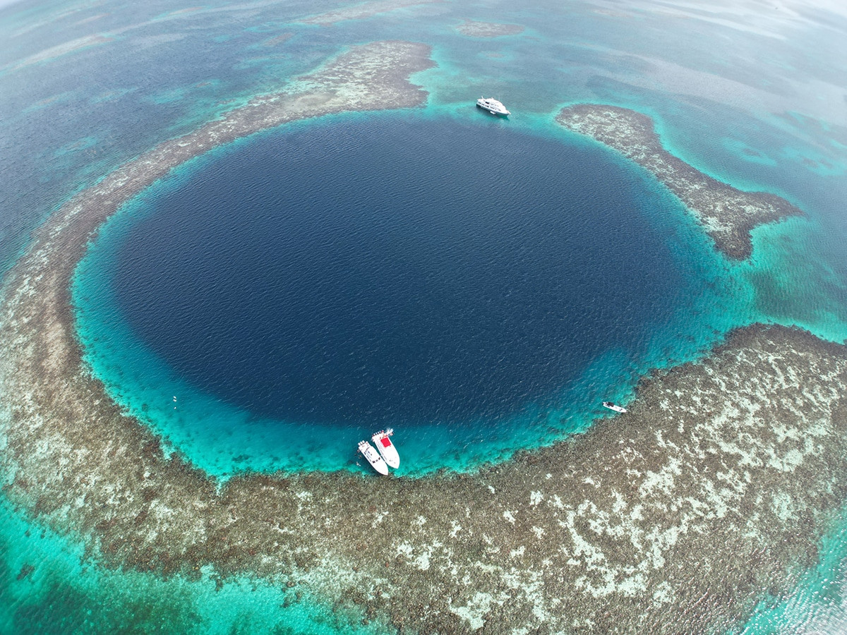 merece la pena bucear en el blue hole de belice