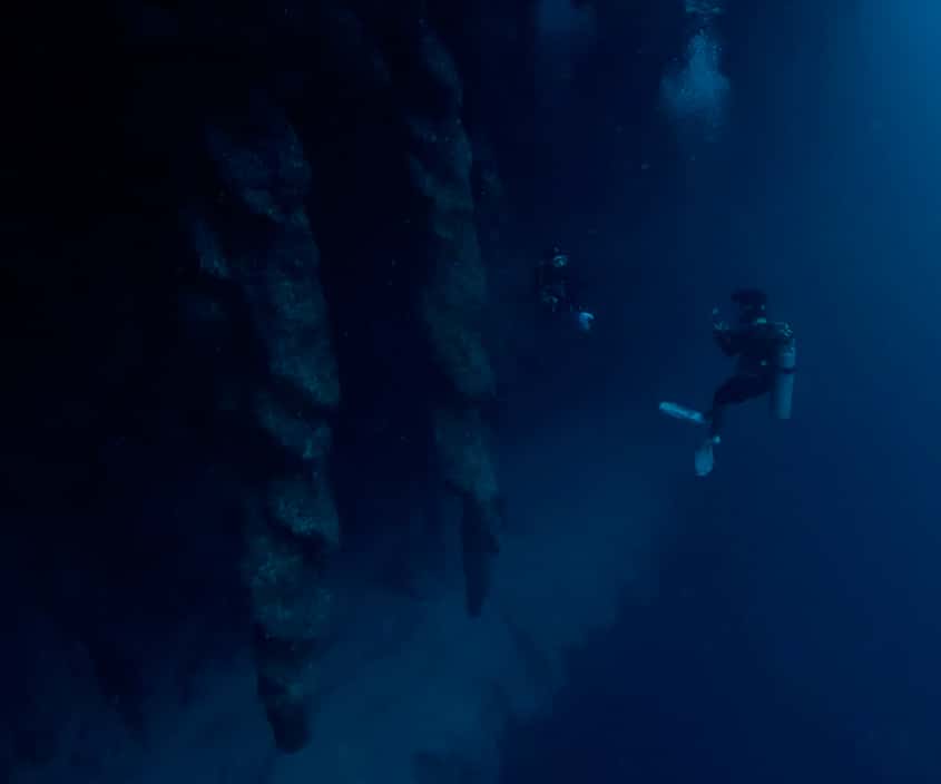 bucear en el blue hole de belice estalactitas