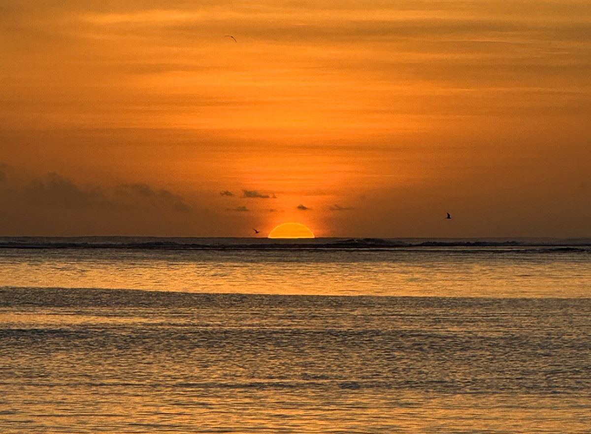 atardecer tahiti teahupoo